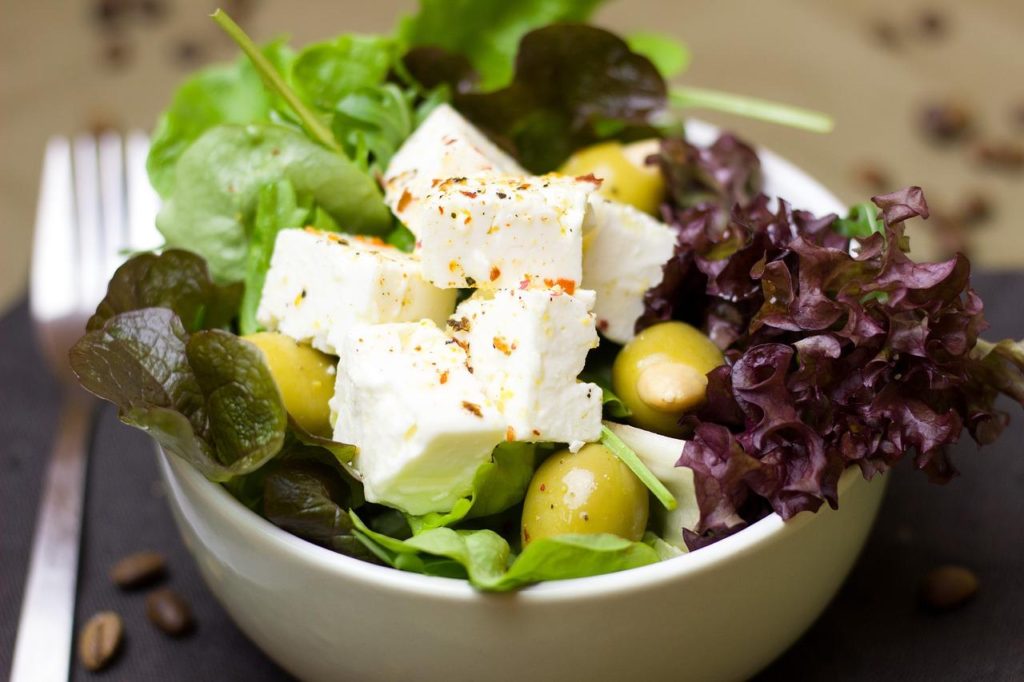 https://pixabay.com/photos/salad-leaf-lettuce-olives-cheese-2098453/